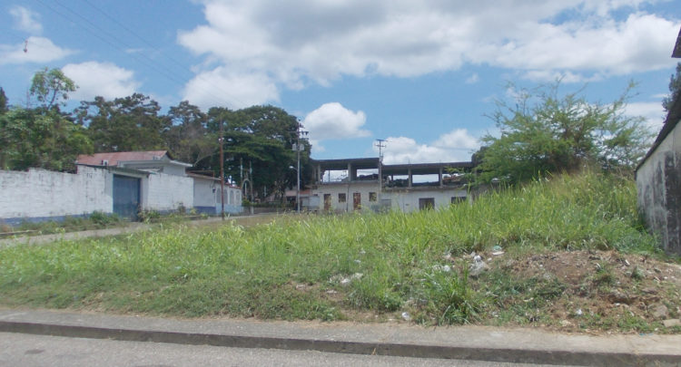 El terreno municipal a escasos metros de la plaza Bolívar del templo San Juan Bautista y de la sede de la Alcaldía de Rafael Rangel.