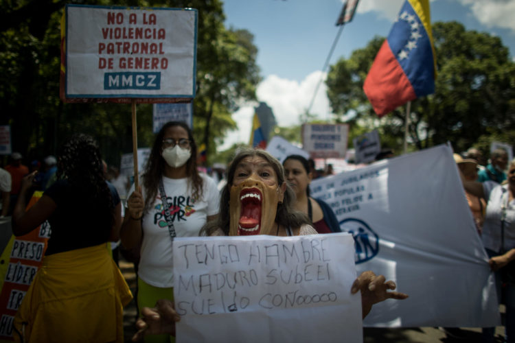 Imagen de archivo de personas protestan durante la conmemoración del Día del Trabajador en Caracas (Venezuela). EFE/ Miguel Gutierrez