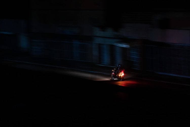 Dos hombres viajan en moto en medio de la falla eléctrica en Caracas (Venezuela). Foto de archivo. EFE/ RAYNER PEÑA R.