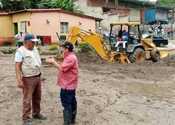 Despliegan maquinaria para restablecer paso vehicular en sector Las Delicias de Valera