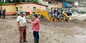 Despliegan maquinaria para restablecer paso vehicular en sector Las Delicias de Valera