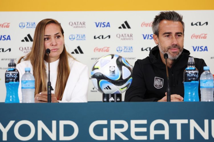 El seleccionador español, Jorge Vilda (d), y la jugadora Irene Guerrero asisten a una conferencia de prensa, en Auckland, Nueva Zelanda, el 25 de julio de 2023. EFE/EPA/How Hwee Young