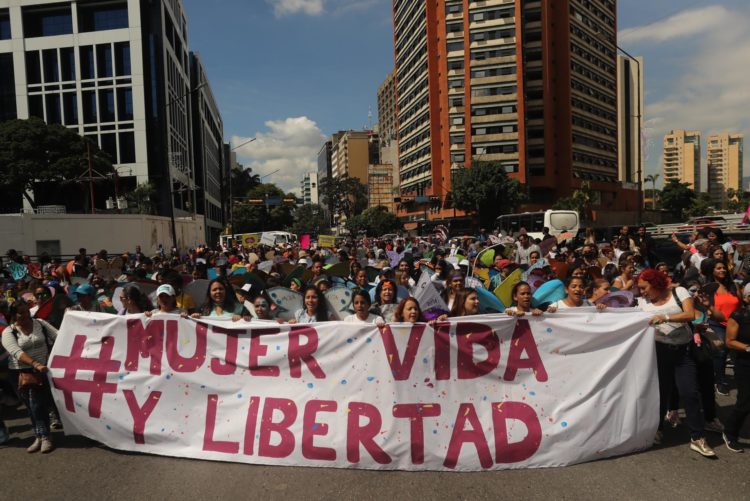 Mujeres participan en una marcha en contra de la violencia a la mujer, en Caracas (Venezuela), en una fotografía de archivo. EFE/Miguel Gutiérrez