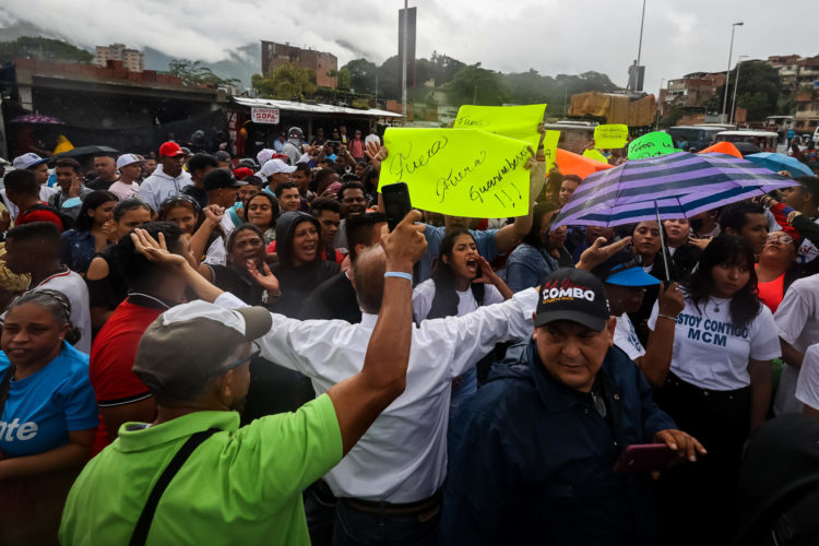 Un grupo de personas autodenominadas "Juventud PSUV" (Partido Socialista Unido de Venezuela) impiden la concentración hoy, de simpatizantes de la opositora Maria Corina Machado en apoyo a su candidatura a las elecciones primarias, en Caracas (Venezuela). EFE/ Miguel Gutierrez