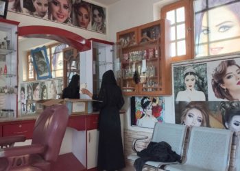 Los talibanes dejan sin trabajo a 60.000 afganas con el cierre de los salones de belleza