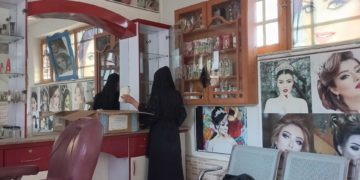 Los talibanes dejan sin trabajo a 60.000 afganas con el cierre de los salones de belleza