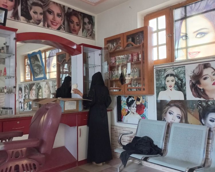 Una trabajadora de un salón de belleza en la localidad afgana de Mazar-e-Sharif. EFE/EPA/STR