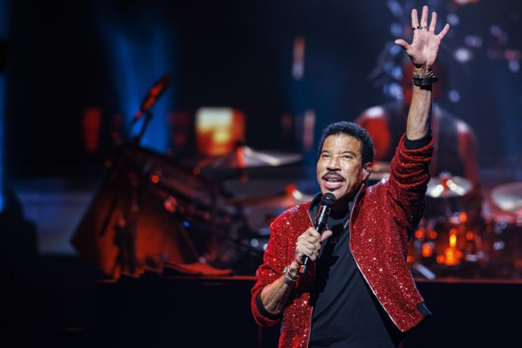 Lionel Richie encendió este lunes el Festival de Jazz de Montreux, al que llegó cargado de energía y demostrando que su música sigue gustando tanto como hace medio siglo. EFE/EPA/VALENTIN FLAURAUD EDITORIAL USE ONLY