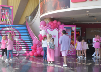 Barbie y Oppenheimer le dan a la industria del cine un fin de semana supertaquillero