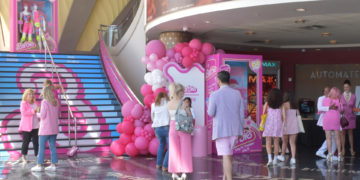 Barbie y Oppenheimer le dan a la industria del cine un fin de semana supertaquillero