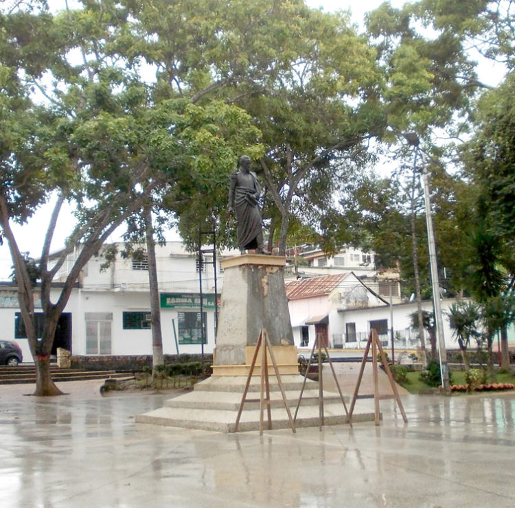 El Bolívar de la plaza Bolívar de Betijoque sin disfraz, esperando por las ofrendas florales