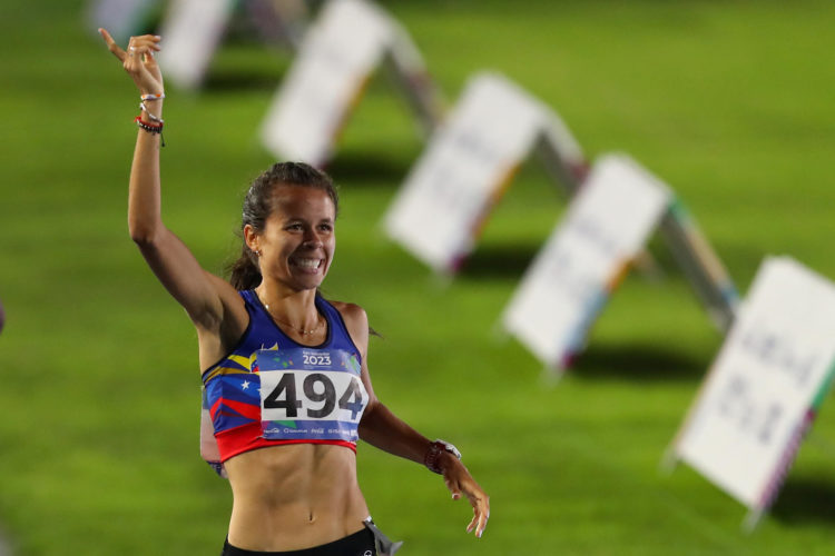 Joselyn Brea de Venezuela celebra al ganar los 1500m femenino, el 6 de julio de 2023, en los Juegos Centroamericanos y del Caribe en San Salvador (El Salvador). EFE/ José Jácome