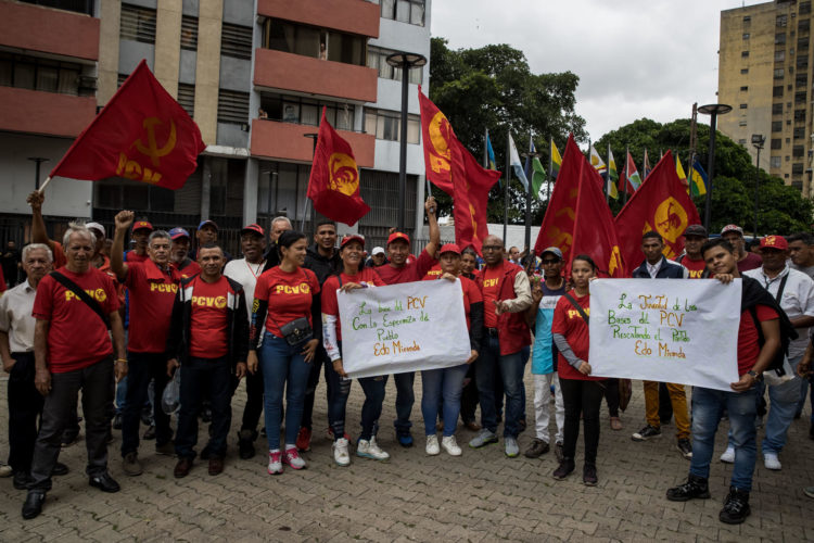 Militantes del Partido Comunista de Venezuela (PCV) fueron registrados este lunes, 10 de julio, al exigir la intervención de su colectividad en rechazo a las nuevas directivas, en las inmediaciones del Tribunal Supremo de Justicia (TSJ), en Caracas (Venezuela). EFE/Miguel Gutiérrez