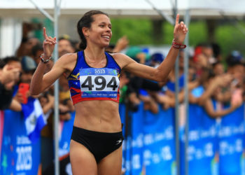 La venezolana Joselyn Brea sorprende y gana el medio maratón en San Salvador