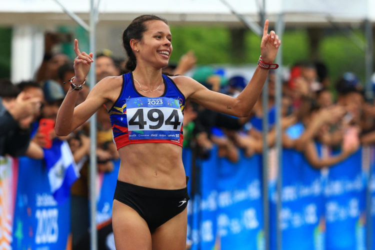 Joselyn Brea de Venezuela celebra al ganar la medalla de oro hoy, en la media maratón durante los Juegos Centroamericanos y del Caribe en San Salvador (El Salvador). EFE/ José Jácome