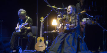 Emociones a flor de piel con Natalia Lafourcade en el arranque de Les Nits de Barcelona