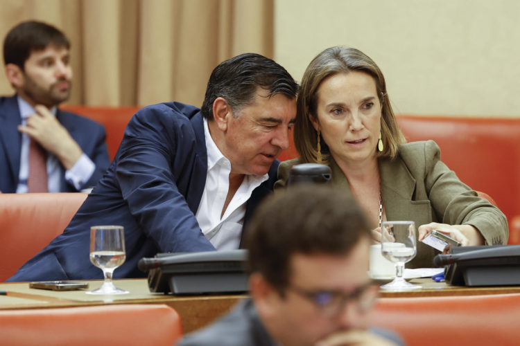 La secretaria general del conservador Partido Popular (PP) español, Cuca Gamarra (d), en el Congreso de los Diputados. EFE/ Mariscal