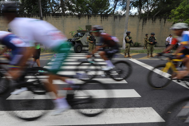 Ciclistas compiten hoy, en la final de ciclismo de ruta masculino en los Juegos Centroamericanos y del Carib,e en San Salvador (El Salvador). EFE/Miguel Lemus