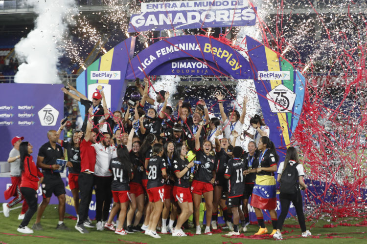 Jugadoras de Santa Fe celebran con el trofeo al ganar la final de la Liga Profesional femenina ante el América en el estadio Pascual Guerrero en Cali (Colombia). EFE/ Ernesto Guzmán Jr.