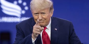 Asistente de Trump se declara no culpable por el caso de manejo de documentos clasificados