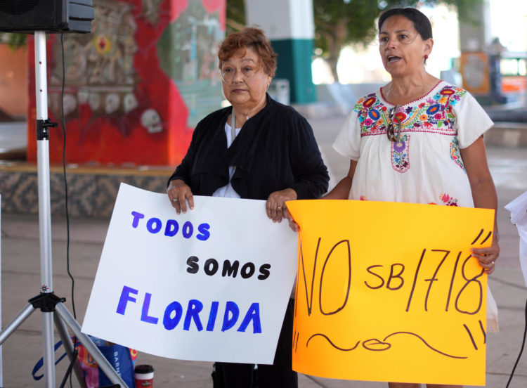 Fotografía de archivo en la que se registró a un par de activistas al protestar contra la ley antiinmigrante SB 1718 de Florida, en San Diego (California, EE.UU.). EFE/Manuel Ocaño