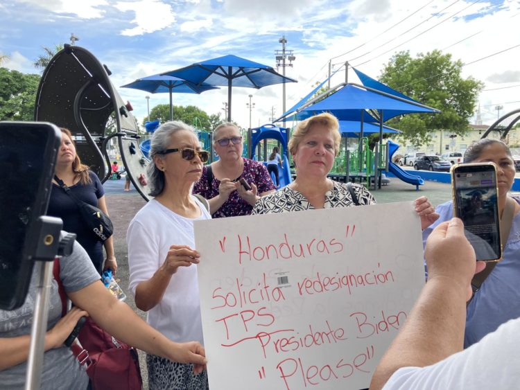Unas personas sostienen una pancarta que pide Estatus de Protección Temporal (TPS) en Miami, Florida (Estados Unidos). EFE/Ana Mengotti