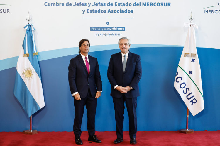 El presidente de Argentina, Alberto Fernández (d), posa junto a su homólogo de Uruguay, Luis Lacalle Pou, durante la cumbre del Mercosur, hoy, en Puerto Iguazú (Argentina). EFE/ Juan Ignacio Roncoroni