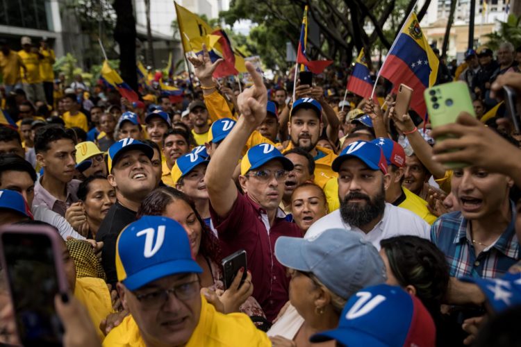 El opositor venezolano Henrique Capriles (c), en una fotografía de archivo. EFE/Miguel Gutiérrez