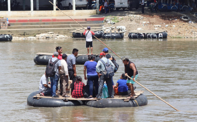 Migrantes permanecen varados este sábado, en el municipio de Tapachula en Chiapas (México). EFE/Juan Manuel Blanco