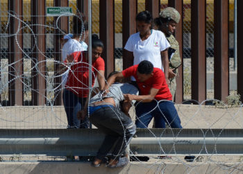 Migrantes desafían filosa alambrada instalada en frontera norte para pedir asilo en EE.UU.