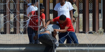 Migrantes desafían filosa alambrada instalada en frontera norte para pedir asilo en EE.UU.