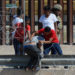 Migrantes desafían filosa alambrada instalada en frontera norte para pedir asilo en EE.UU.