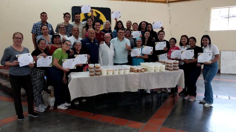 Productores y emprendedores del estado Táchira participaron este martes 25 de julio del curso de elaboración de productos lácteos donde fungió de facilitador el ingeniero Salvador Galeano, profesor de Industrias Lácteas de la Universidad Nacional Experimental del Táchira (UNET)