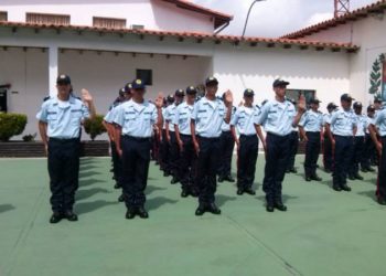 Policias esperan un cariño económico del gobernador
