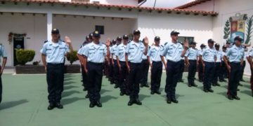Policias esperan un cariño económico del gobernador