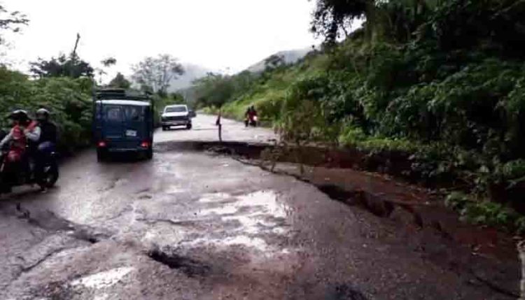 El desplazamiento de la calzada mantiene en riesgo la vía San Cristóbal- Rubio. Fotos: Luzfrandy Contreras