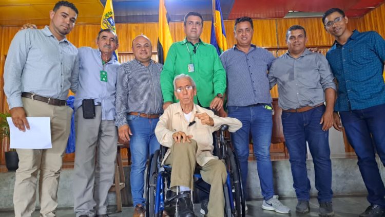 Walter Márquez junto a concejales del municipio Libertador durante su juramentación como cronista. Foto: Cortesía Walter Márquez