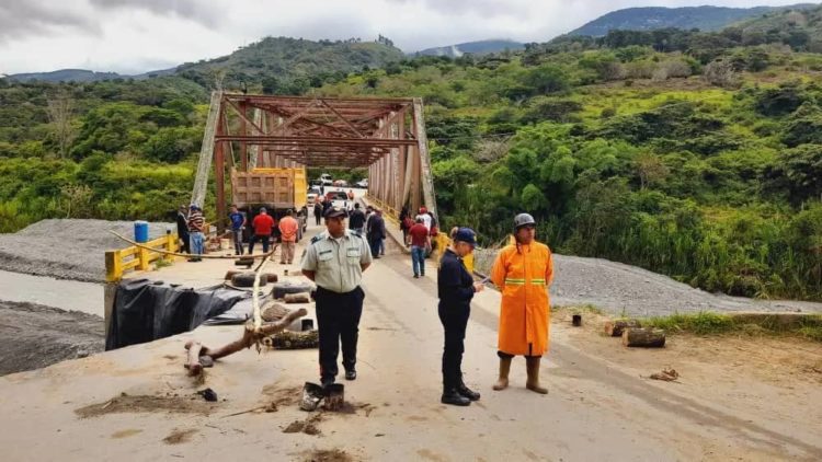 Inician ensamble de puente metálico en La Cavita