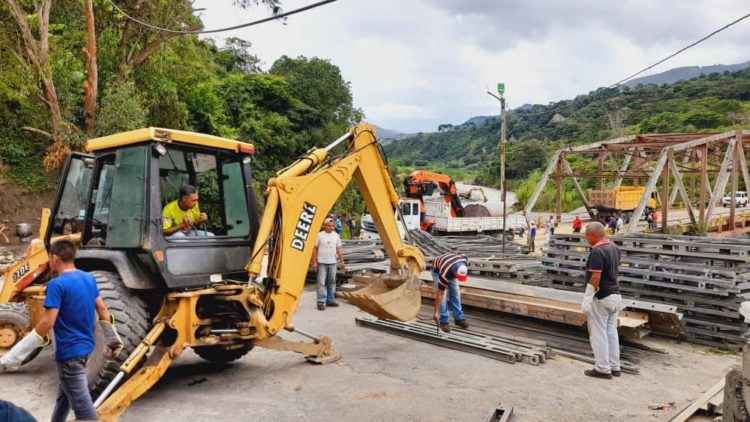 Inician ensamble de puente metálico en La Cavita