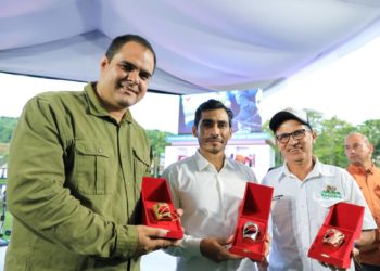 Boconés Victor Montilla recibe taza de oro de café de manos del presidente Nicolás Maduro