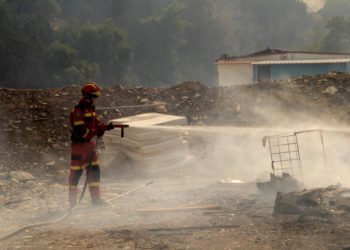 Al menos 19.000 evacuados por un gran incendio fuera de control en la isla griega de Rodas