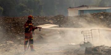 Al menos 19.000 evacuados por un gran incendio fuera de control en la isla griega de Rodas