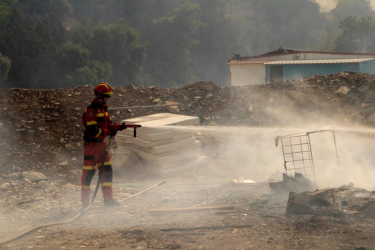 Imagen de este sábado del incendio en la isla griega de Rodas. EFE/EPA/DAMIANIDIS LEFTERIS
