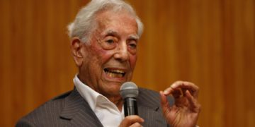 Vargas Llosa recibe el alta hospitalaria y «ya está recuperado» de la covid-19