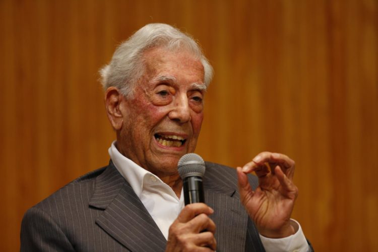 Imagen de archivo del escritor hispano-peruano y premio nobel de Literatura, Mario Vargas Llosa. EFE/Francisco Guasco