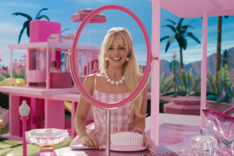 Fotografía cedida por Warner Bros donde aparece la actriz Margot Robbie durante un fragmento de la película "Barbie". EFE/ Warner Bros