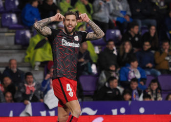 Íñigo Martínez firma dos temporadas con el Barcelona