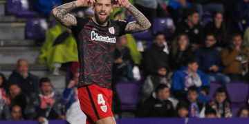 Íñigo Martínez firma dos temporadas con el Barcelona