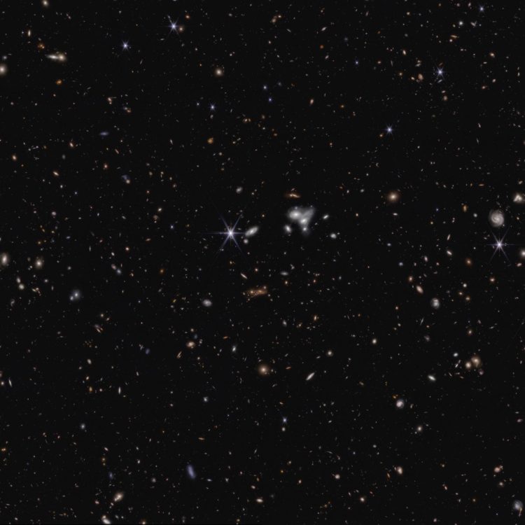 Vista ampliada de las imágenes captadas por el telescopio espacial James Webb en luz infrarroja cercana para el CEERS. Imagen cedida por NASA, ESA, CSA, Steve Finkelstein (UT Austin), Micaela Bagley (UT Austin), Rebecca Larson (UT Austin).