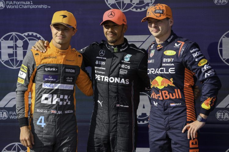 Lewis Hamilton (c), Max Verstappen y Lando Norris EFE/EPA/Zsolt Czegledi